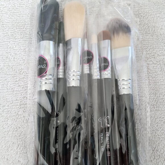 NIP Sigma Make Me Classy Travel Kit -- 7 Pro Brushes & Brush Holder/Storage - Picture 1 of 5